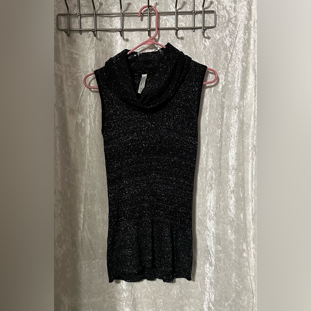 Sleeveless cowl neck pullover